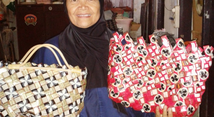 Bu Waluyo, Usia Senja, Semangat Muda